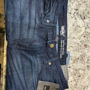 Woman’s Mis-Rise Bermuda shirts size 12